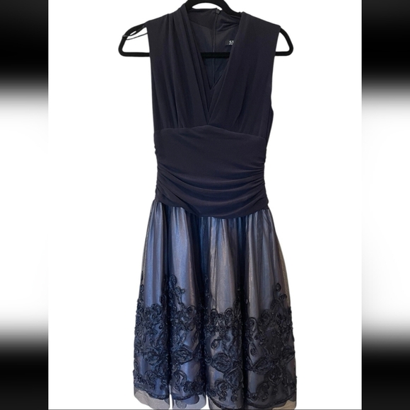SLNY Women's Navy V-neck Embroidered Lace Sleeveless Formal Dress Size: 8 - Picture 3 of 13
